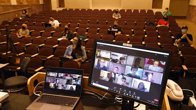 Students can share their screens during the lecture