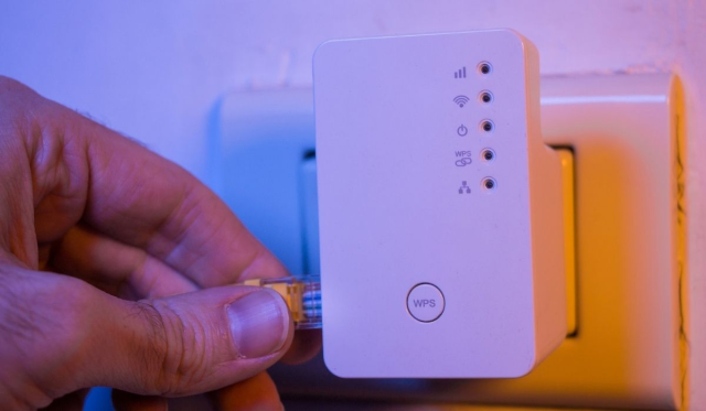 How to connect WiFi extender to Verizon router ease?