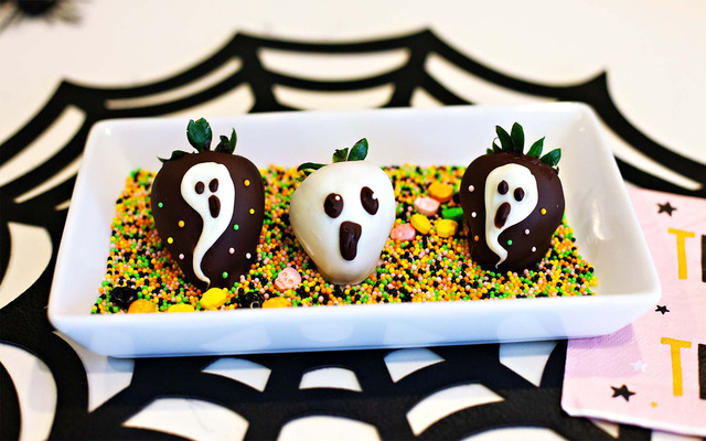 Spooky Chocolate Dipped Strawberries