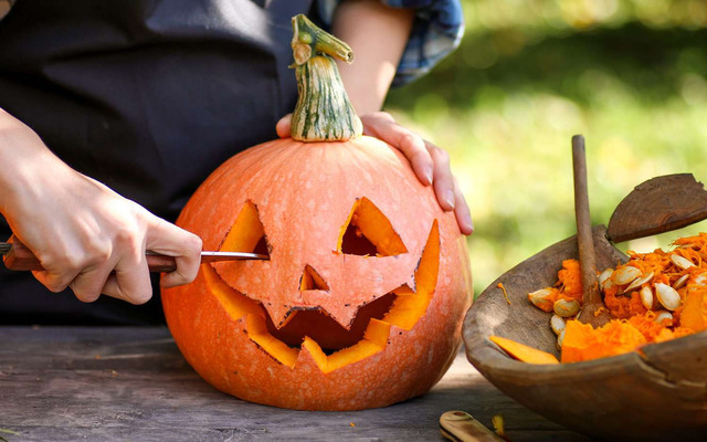 How to do pumpkin carving for Halloween?