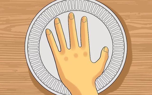 Trace your hand on the paper plate